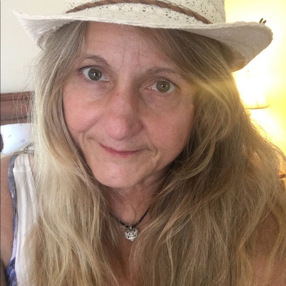 Meet your Posher, Anne - Picture 2 of 2